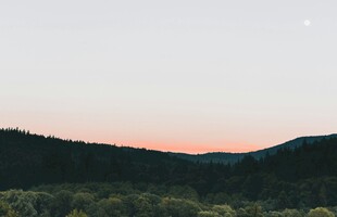 黄昏下的山峦美景