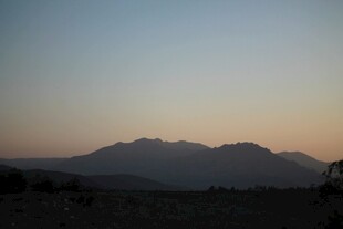 黄昏下的远山景色