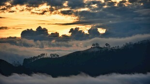 云海之上的壮丽日落景观