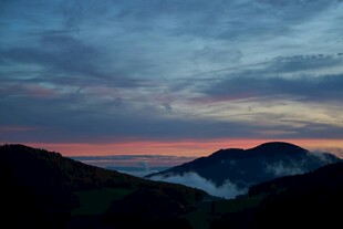 山间晨雾中的绚丽霞光