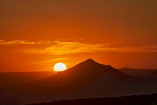 夕阳下的山峦美景
