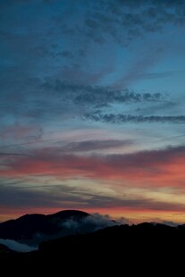 壮丽晚霞下的山峦景色