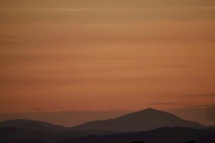 黄昏下的远山美景