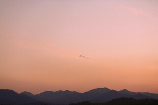 日落时分的远山美景