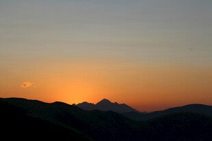 日落时分的山峦美景