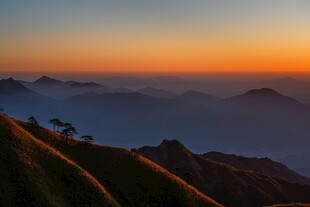日出时分的壮美山峦景色