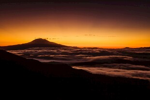 日出云海中的巍峨山峰