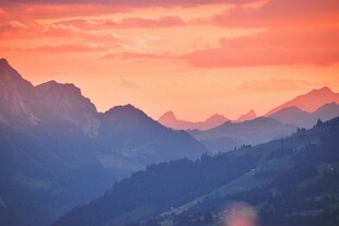 壮丽晚霞下的连绵山脉