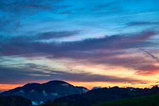 壮丽晚霞下的山峦美景