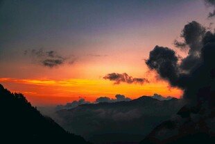 山间壮丽日落美景
