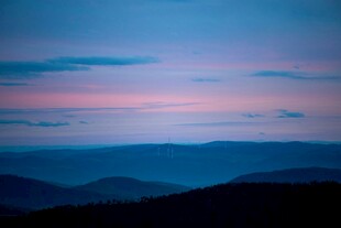 黄昏下的山峦美景
