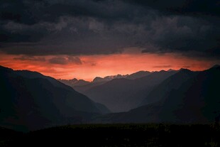 日落时分的壮丽山峦景色