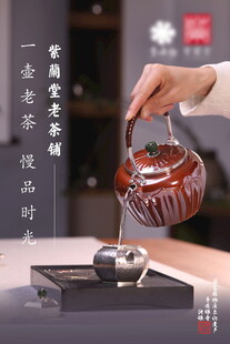 手艺人专注制作紫砂壶