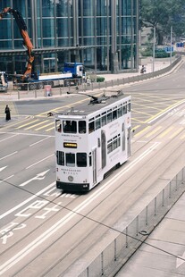 城市街道上的双层有轨电车