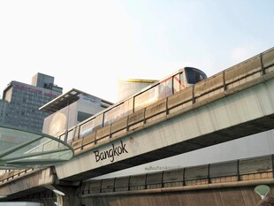 城市高架桥上的列车