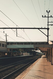 空旷站台与交错铁轨