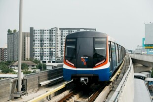 城市高架轨道上的行驶列车