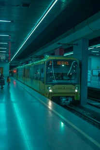 地下车站中的黄色列车