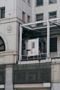 现代建筑外的玻璃结构装置