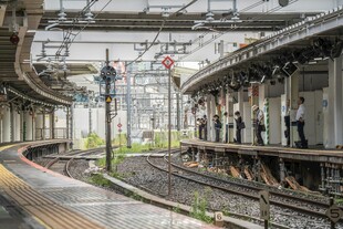 空旷的铁路站台场景