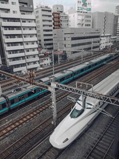 城市铁轨上的高速列车