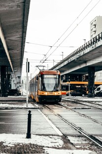 城市轨道上的黄色有轨电车