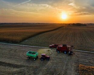 夕阳下的农田农机作业场景