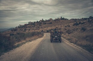 公路上行驶的越野车