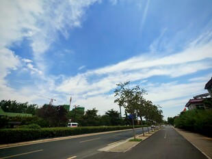 宽阔公路旁的蓝天白云