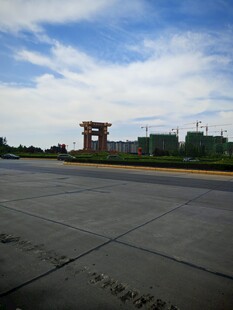 宽阔道路与远处建筑景观