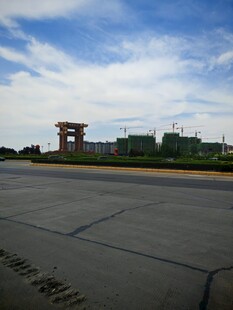 机场跑道与远处建筑景观