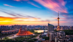 城市绚丽天际线与地标建筑