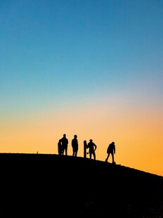 夕阳下的徒步者剪影