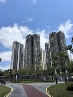 城市高楼旁的宽阔道路