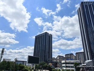 城市高楼与蓝天白云景观