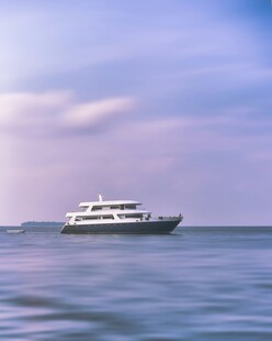海上豪华游艇航行美景