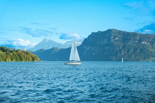 湖山之间的帆船美景