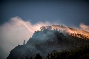 云雾缭绕的壮丽山峰