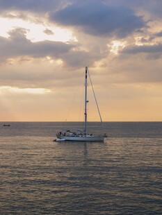 海上帆船迎夕阳美景