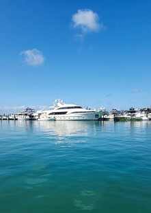 海上豪华游艇停泊美景