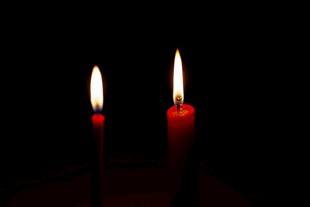 黑暗中燃烧的两支蜡烛