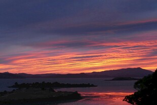 湖畔绝美日落晚霞景观