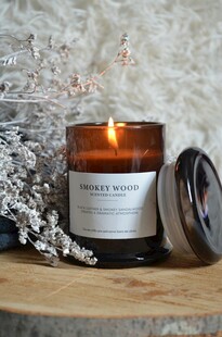 点燃的香薰蜡烛温馨场景