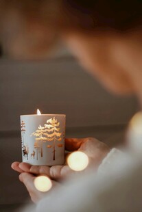 手持温馨蜡烛的静谧画面