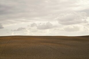 广袤荒原上的多云天空
