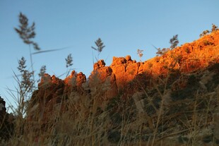 夕阳下的壮丽红岩景观
