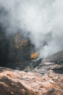火山口烟雾缭绕景象