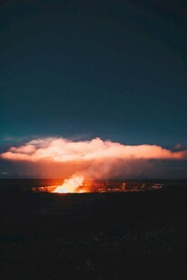 夜幕下的火山壮丽景观