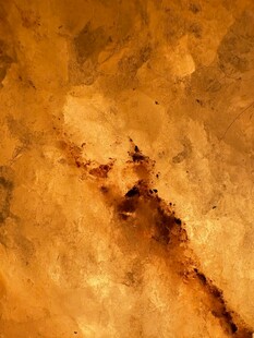 纹理独特的棕黄色岩石表面