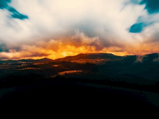 壮丽云海中的绚烂霞光